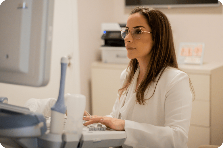 Dra. Maria Carolina Mezzomo trabalhando em equipamento de ultrassom no seu consultório em Caxias do Sul.